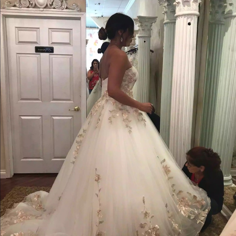 Designer Wedding dress Maggie Sottero ,MOVING ALL OFFERS WILL BE CONSIDERED!!!